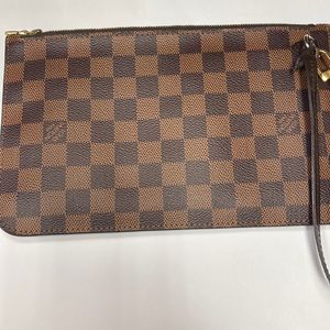 LV wristlet in great condition! Date code SD0176